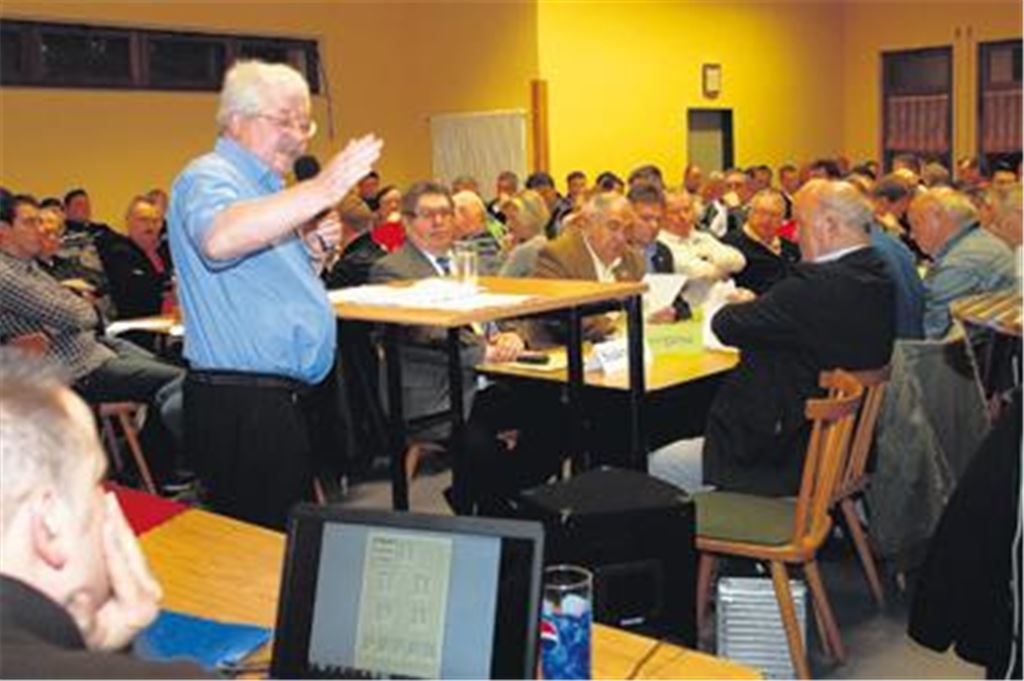 Gut erläutert: Gerhard Schwörer macht die Pläne des Kreisvorstandes so plausibel, dass die Delegierten kaum Aussprache wünschen. Foto: Appich