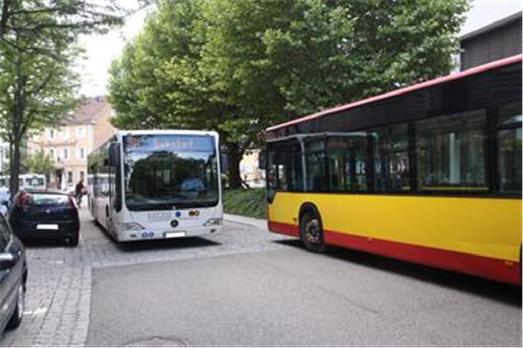 Gut für Busse: Die Fahrbahn der Bahnhofstraße auf Höhe der Drehscheibe wird um ungefähr 75 Zentimeter verbreitert. 
Foto: Sadler