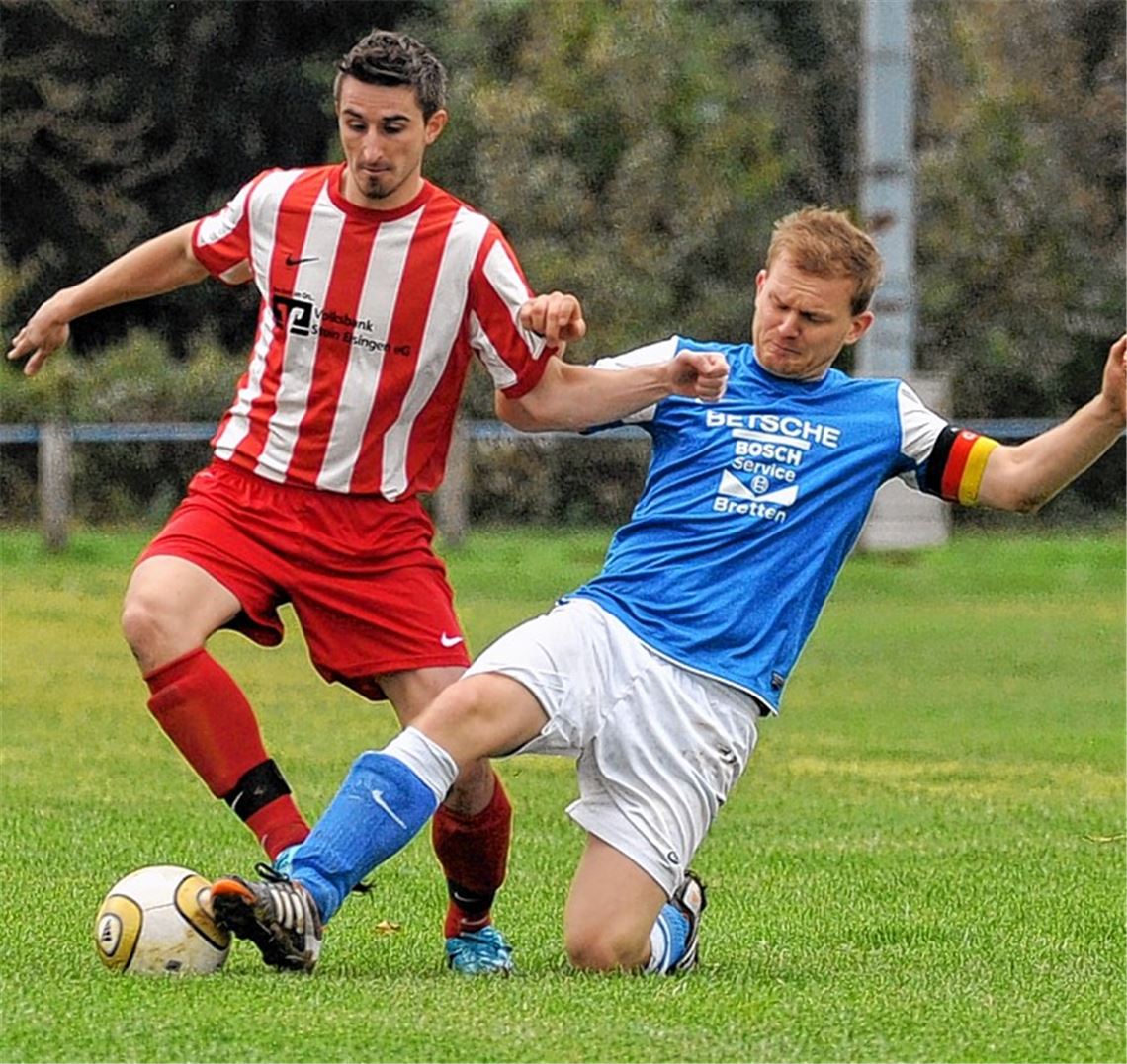 Gut fürs Selbstvertrauen: Knittlingen (in Blau) stellt dem Ligaprimus Nussbaum im Kreispokal ein Bein und zieht ins Halbfinale ein. Foto: Fotomoment