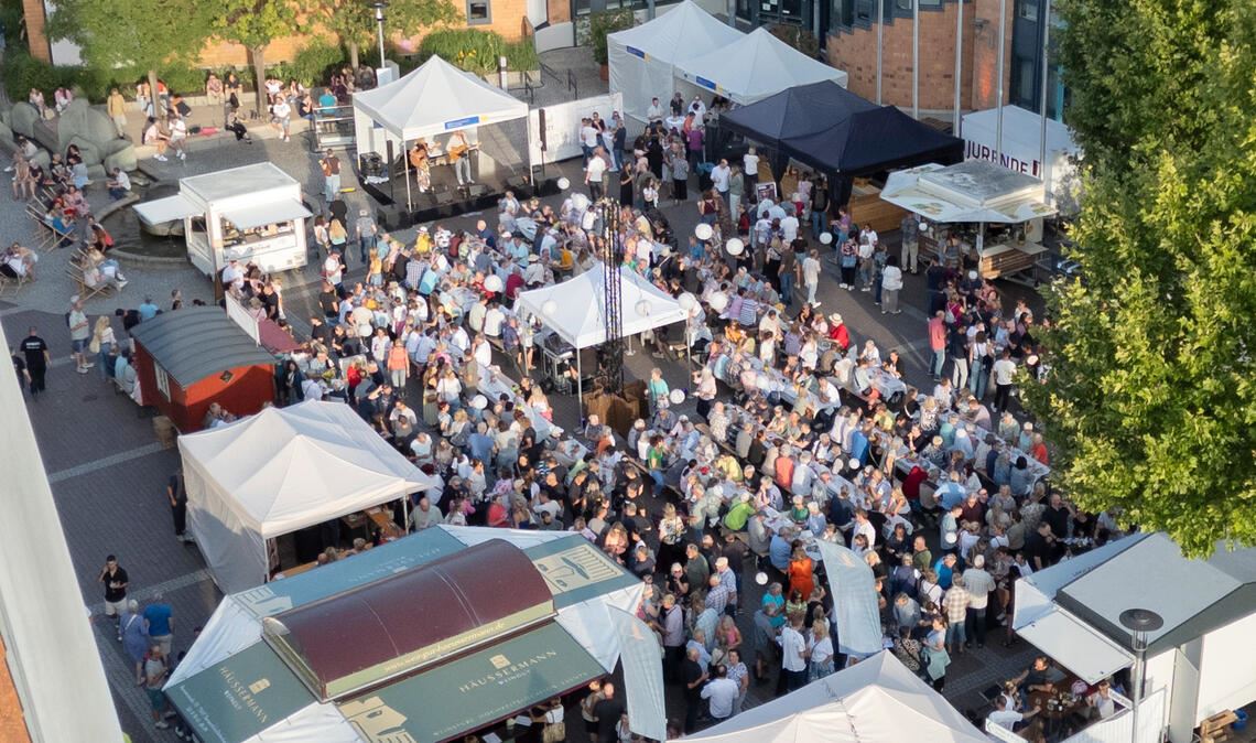 Gut gefüllt: Das Weinfest zieht zahlreiche Besucherinnen und Besucher an.