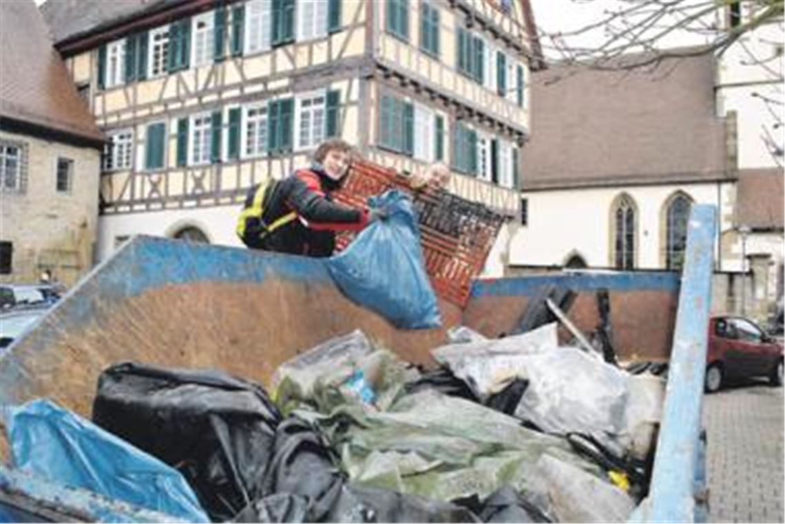 Gut gefüllt präsentiert sich der Container bei der Kelter in Illingen. Foto: Stahlfeld