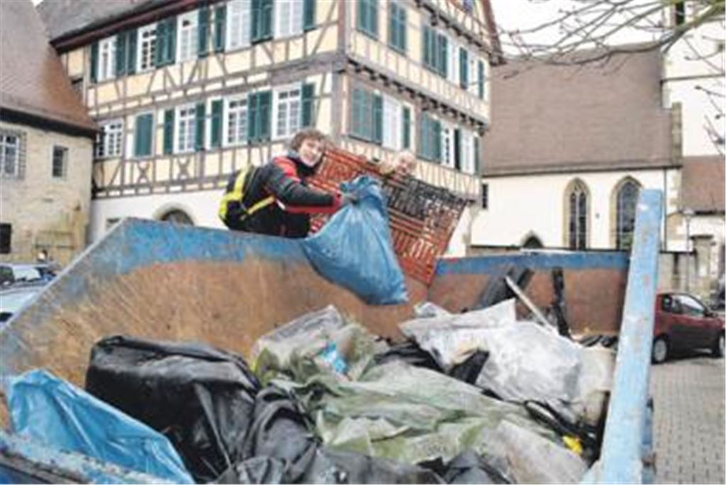 Gut gefüllt präsentiert sich der Container bei der Kelter in Illingen. Foto: Stahlfeld