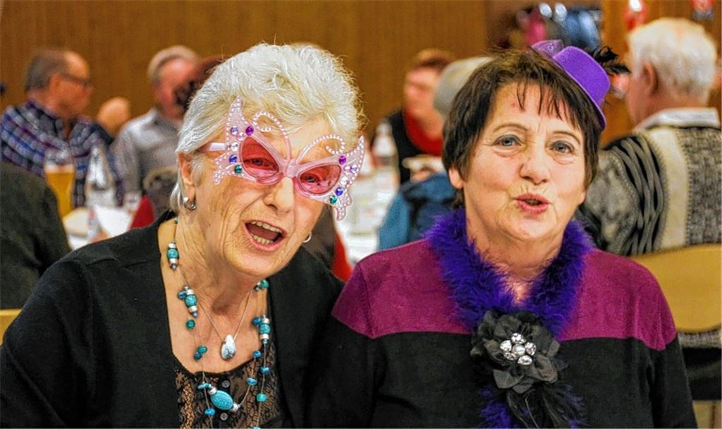 Gut gekleidet: Ein Damen-Duo mit Brille, Charme und Hut vergnügt sich beim Illinger Wirtshaussingen, bei dem 242 Schlager und Gassenhauer zur Auswahl stehen. Dabei kommt es nicht unbedingt auf die richtige Tonlage an, sondern vielmehr auf die gute Stimmung.