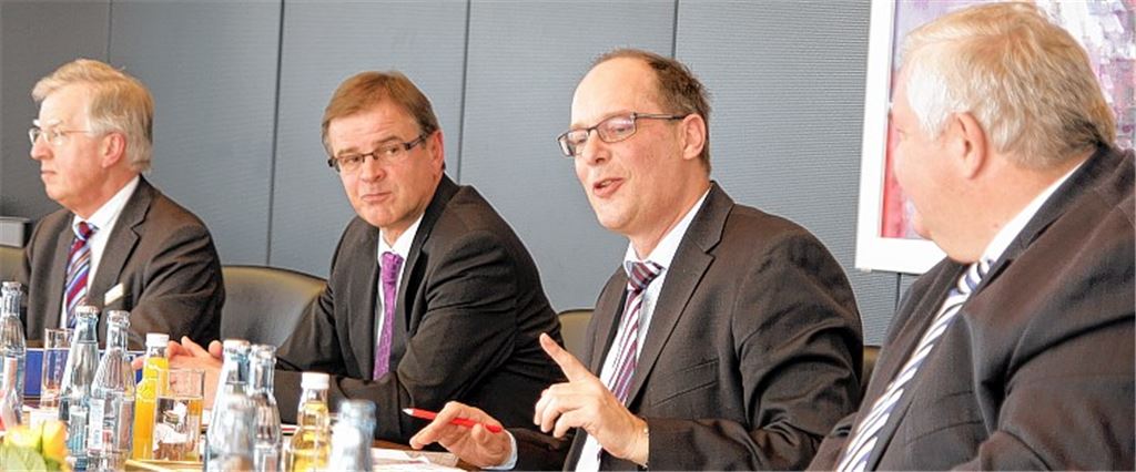 Gut gelaunt: Stephan Scholl (2. v. re.), Vorstandsvorsitzender der Sparkasse Pforzheim Calw, gibt Auskunft zum Geschäftsverlauf 2013. Auch seine Vorstandskollegen Hans Neuweiler (re.), Hans-Heiner Bouley (li.) und Sieghardt Bucher (2. v. li.) freuen sich über die guten Zahlen. Foto: Goertz