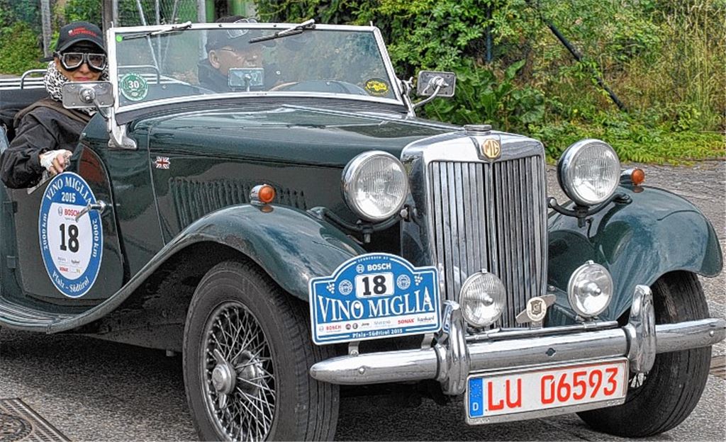 Gut gelaunt: die Teilnehmer der Oldtimer-Ausfahrt bei ihrer Ankunft in Knittlingen.