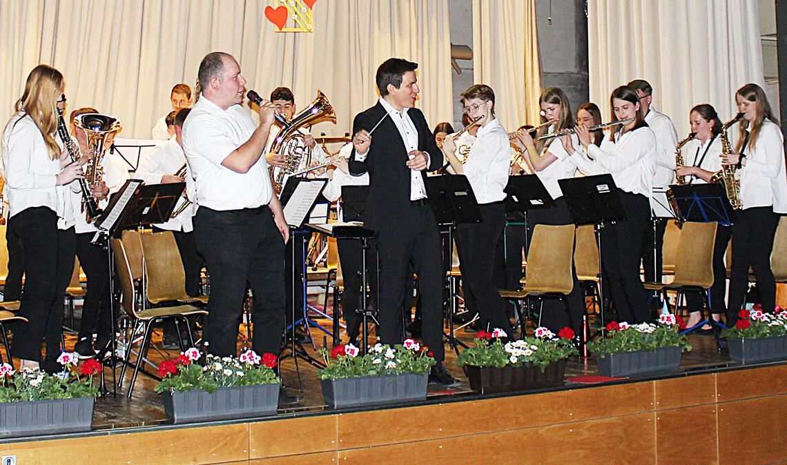 Melodiöse Reise am Muttertag Gut gelaunt spielt das Jugendorchester des MV Mühlacker unter der Leitung von Lukas Bross beim Konzert in Lienzingen auf. Fotos: Gießler