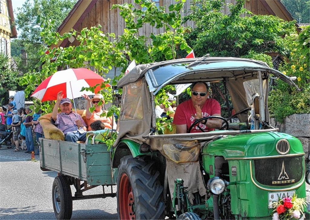 Gut gelaunt und von vielen bestaunt geht es auf große Fahrt.