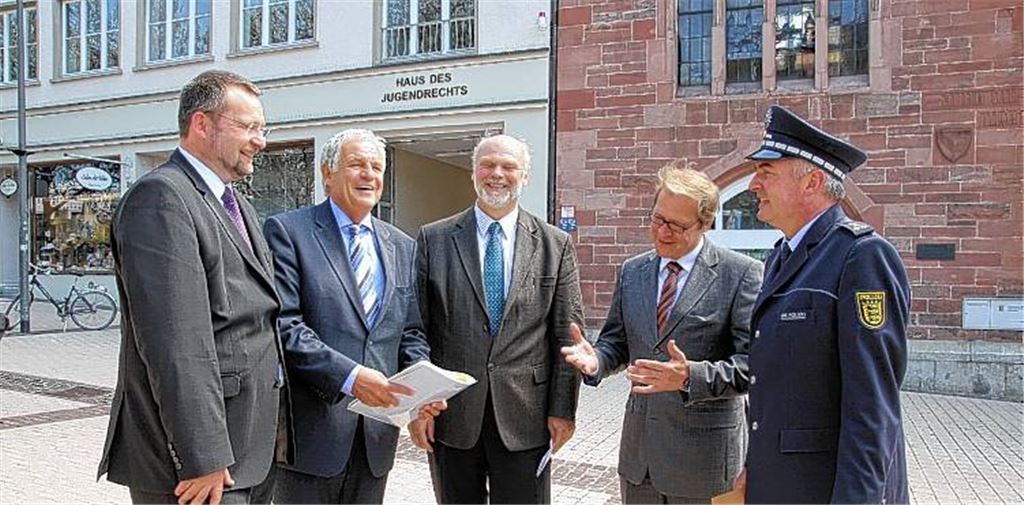 Gut gelaunt (v. li.): Pforzheims Oberbürgermeister Gert Hager, der baden-württembergische Justizminister Rainer Stickelberger, Enzkreis-Sozialdezernent Roland Hübner, Leitender Oberstaatsanwalt Dr. Christoph Reichert und der Leiter der Polizeidirektion Pforzheim, Burkhard Metzger, vor dem Haus des Jugendrechts in der Pforzheimer Bahnhofstraße. 