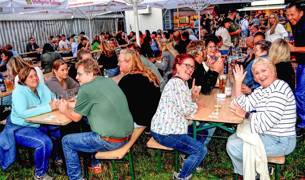 Gut gelaunte Gäste: Das Fischerfest in Mühlhausen zieht seit über 40 Jahren Tausende von Besucherinnen und Besuchern an. Foto: Stahlfeld