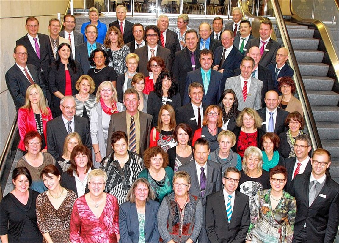 Gut gelaunte Jubilare versammeln sich in der Kundenhalle.Foto: Mayer