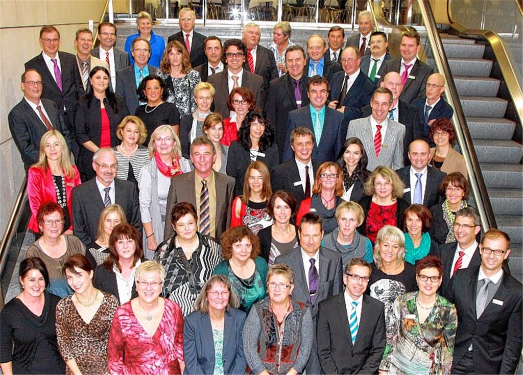 Gut gelaunte Jubilare versammeln sich in der Kundenhalle.Foto: Mayer
