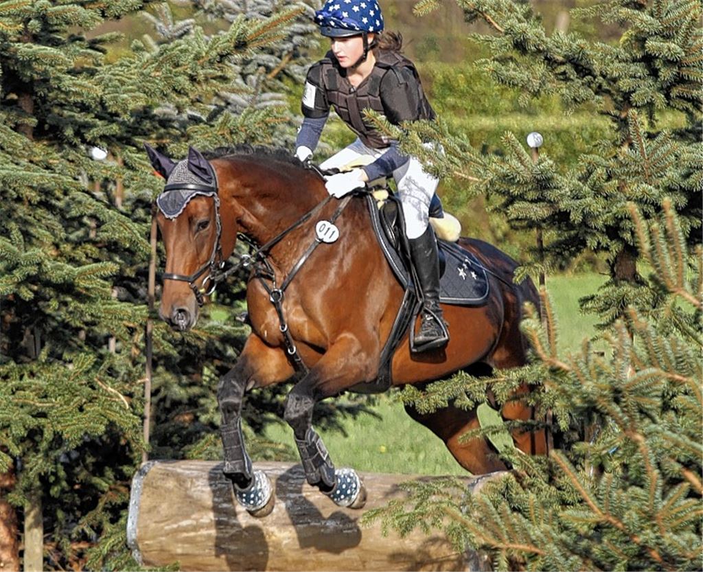 Gut gepolstert: Eine Schutzweste und ein stabiler Helm schützen Lena Weeber bei Stürzen. Ihre Stute trägt Beinschoner.