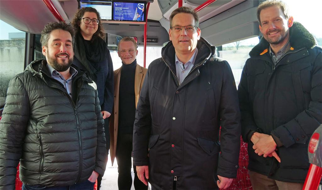 Gut gerüstet für das Host-Town-Programm: Busunternehmer Timo Wolf, Katja Fridrikind, Paul Renner, Erik Schweickert und Bastian Rosenau (von li.) sehen in der Gastgeberrolle einen wichtigen Beitrag zum Thema Inklusion im Enzkreis. Wolf wird die Besucher-Delegation mit seinen Fahrzeugen von A nach B bringen. Foto: Friedrich