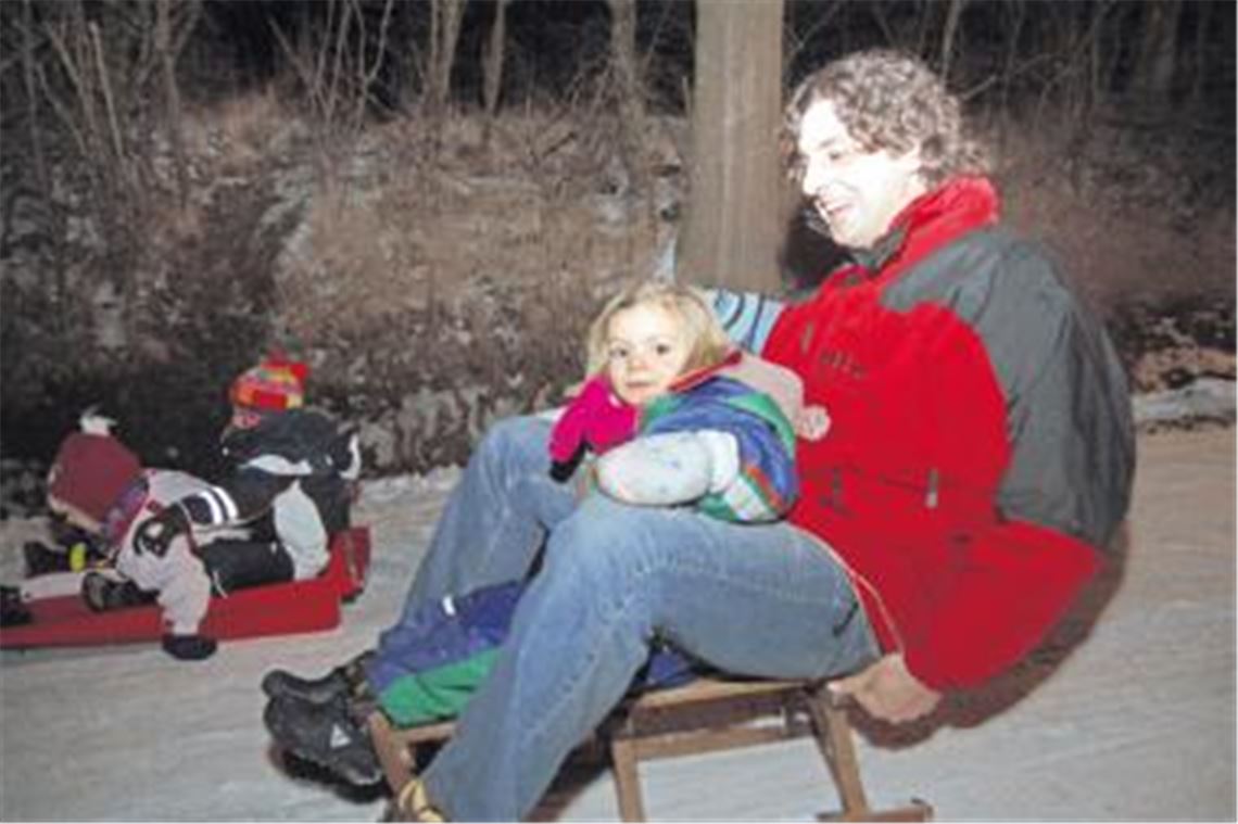 Gut in Fahrt: Auf der ausgeleuchteten Piste am Seeberg in Knittlingen geht es für Jung und Alt schwungvoll bergab. 
Foto: Hansen