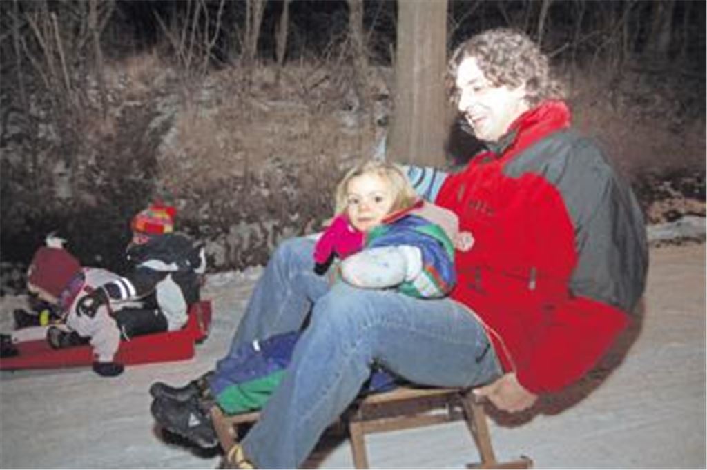 Gut in Fahrt: Auf der ausgeleuchteten Piste am Seeberg in Knittlingen geht es für Jung und Alt schwungvoll bergab. 
Foto: Hansen