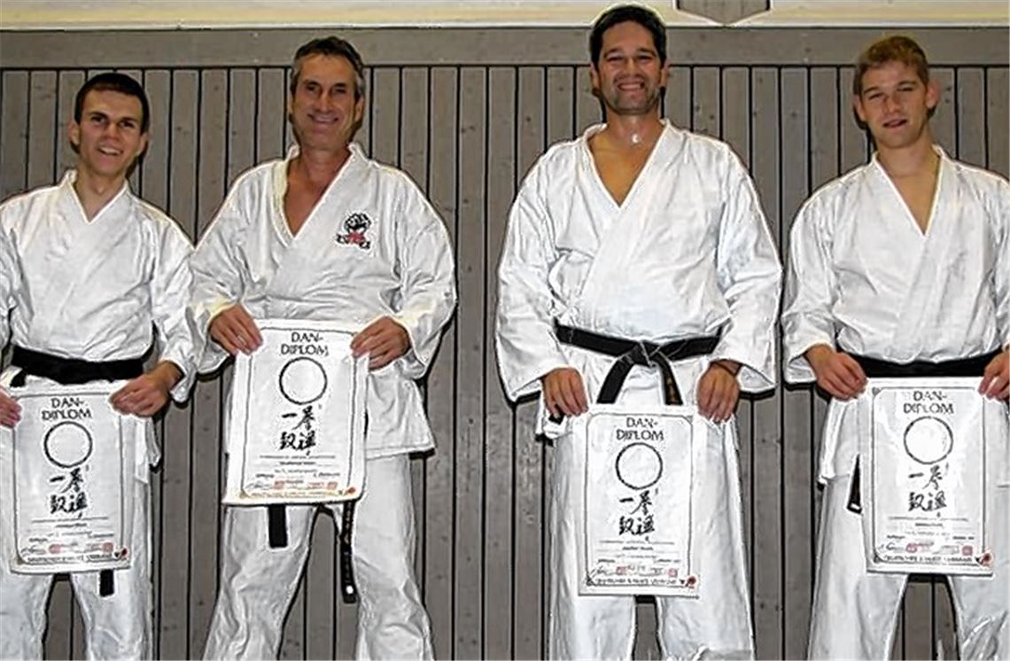 Gut vorbereitet: Die vier Kämpfer des KV Maulbronn überzeugen bei ihrer Schwarzgurtprüfung technisch und konditionell. Foto: privat