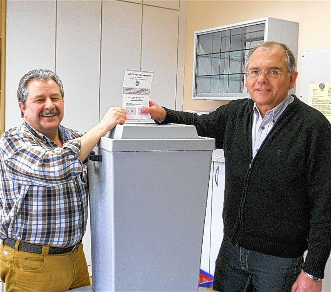 Gut vorbereitet für den Bürgerentscheid in Ölbronn und Dürrn: Bürgermeister Norbert Holme (re.) und Hauptamtsleiter Peter Christ mit Wahlurne und Stimmzettel.