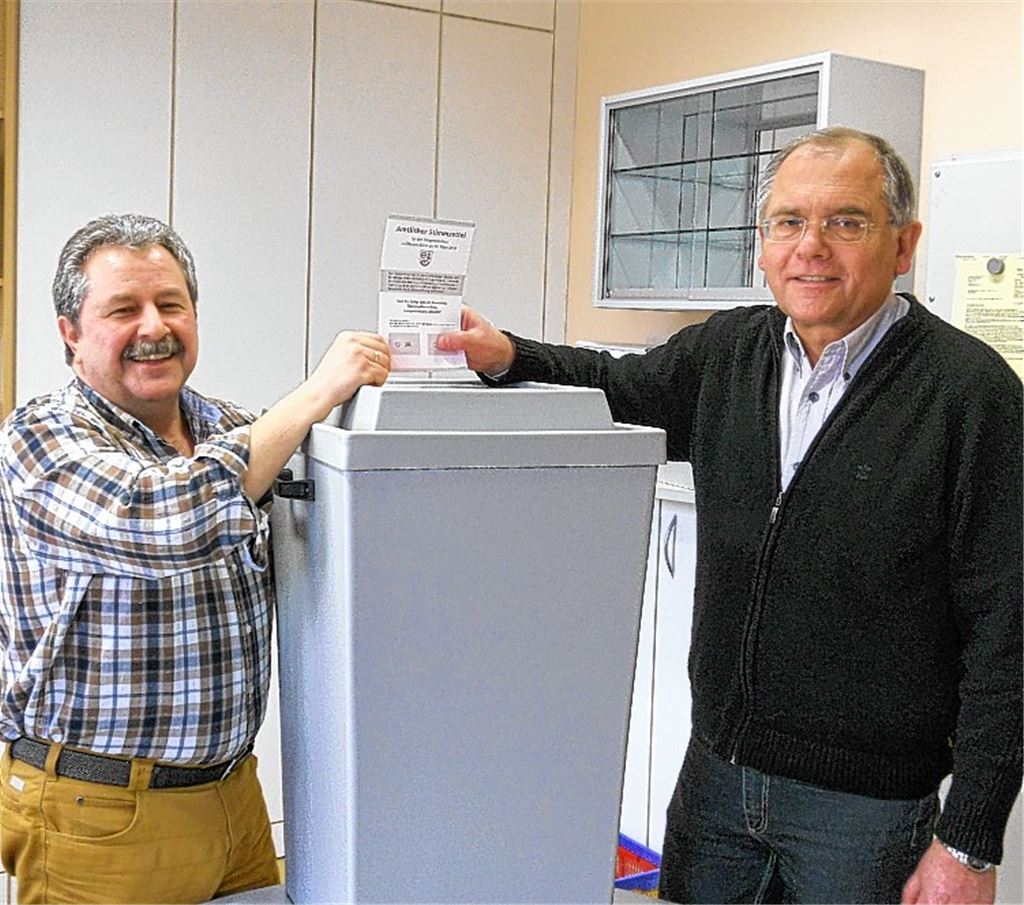 Gut vorbereitet für den Bürgerentscheid in Ölbronn und Dürrn: Bürgermeister Norbert Holme (re.) und Hauptamtsleiter Peter Christ mit Wahlurne und Stimmzettel.