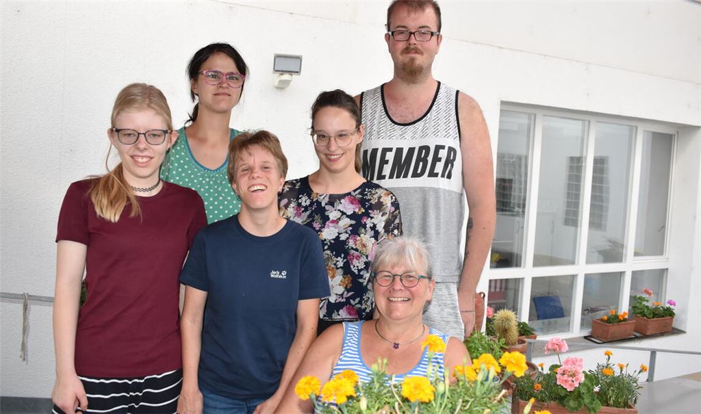 Gute Gemeinschaft: die Bewohnerinnen Katharina (v. li.), Melanie, Jenny und Christina, Hausleiterin Anne Hopff-Schmidt und Bewohner Enrico. Foto: Bischoff-Krappel