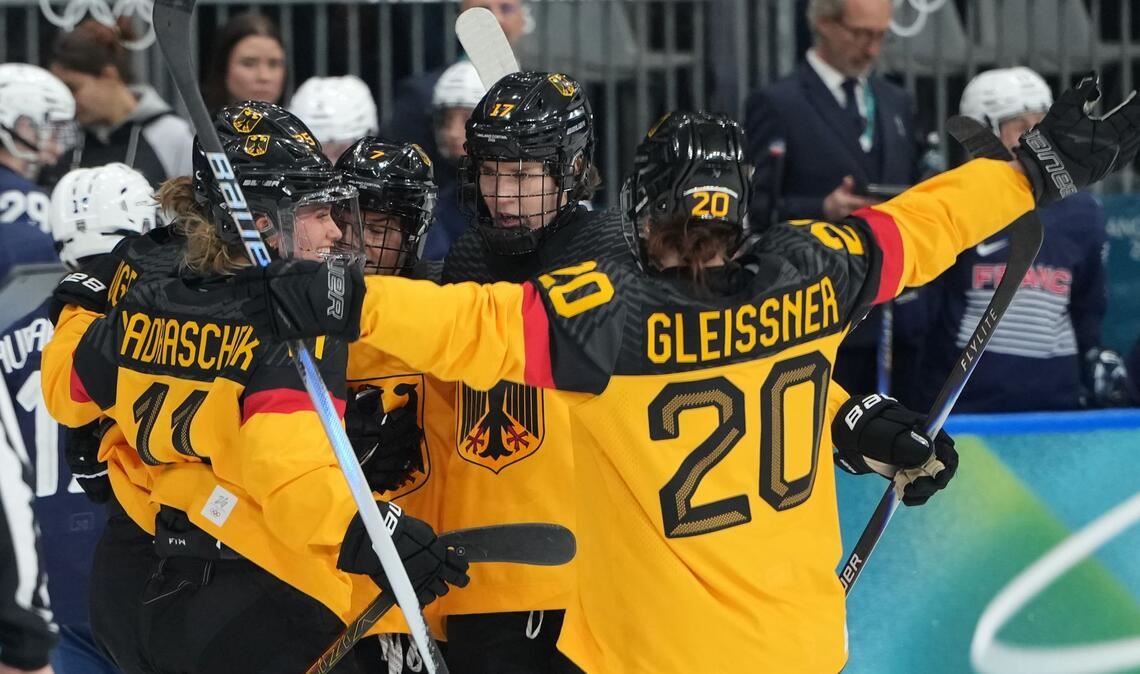 Gute Laune: Das DEB-Team um Kapitänin Daria Gleißner feiert Torschützin Laura Kluge nach dem 1:0.