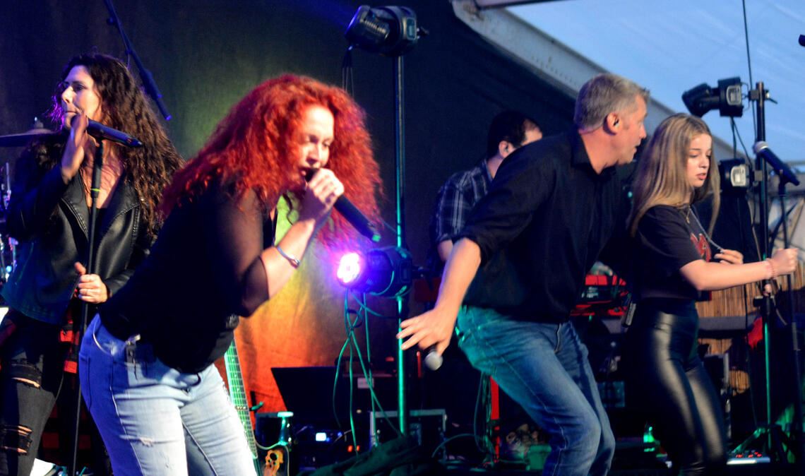 Gute Laune: Zum Auftakt spielt die Band „Besser Live“. Fotos: Stahlfeld