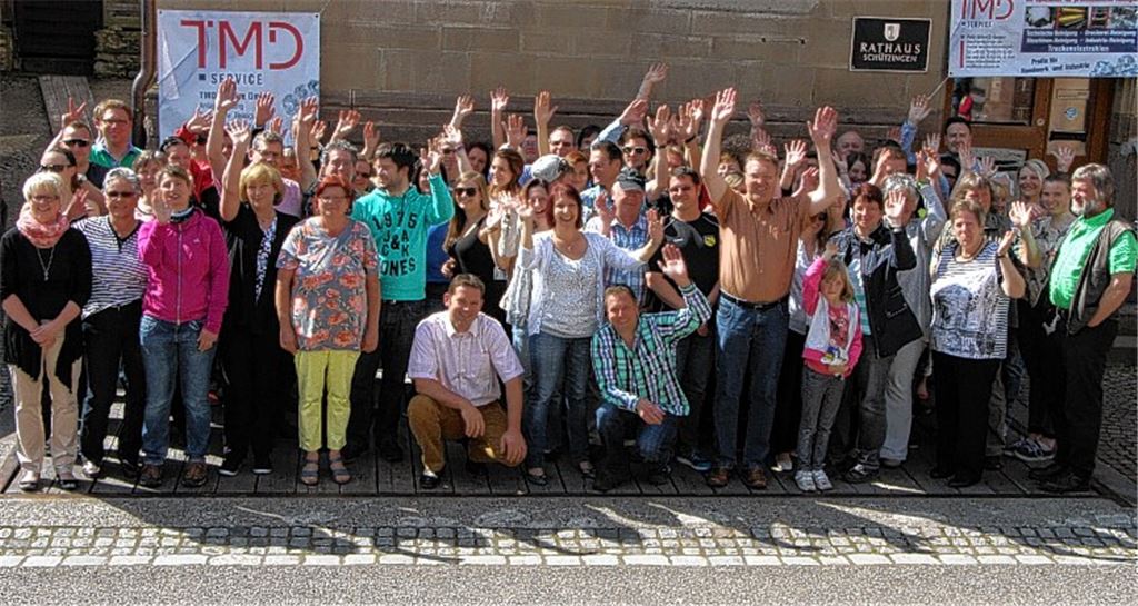 Gute Laune auf der großen Bodenwaage: Im Schnitt sind 72 Schützinger nun um mehr als sieben Kilo leichter als zur Fastnacht. Die Aktion „Winterspeck ade“ hat sich also gelohnt. Fotos: Eigner