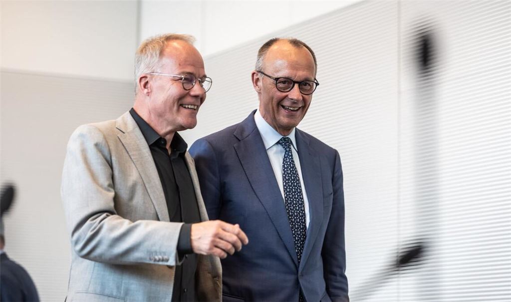 Gute Laune bei SPD-Fraktionschef Miersch und Kanzler Merz, zumindest für diesen Tag.