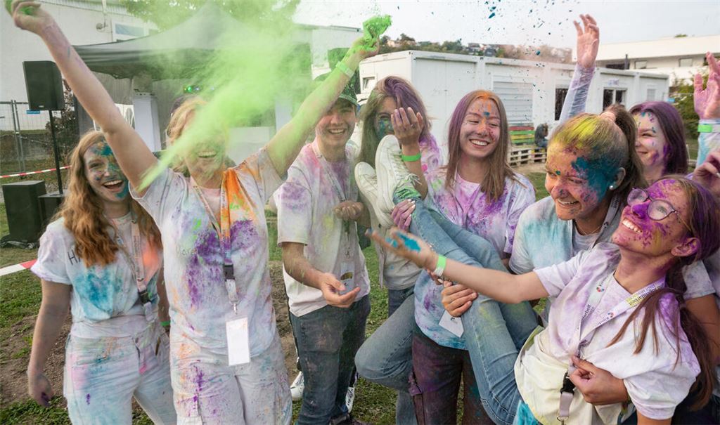 Gute Laune bei der „Happy-Holi-Party“ im Oktober in Enzberg. Wie sich die Jugend in Mühlacker ansonsten fühlt, soll eine Veranstaltung in der Reihe „Mühlacker Dialog“ am Donnerstag, 16. November, 18 Uhr, im Jugendhaus ProZwo beleuchten. Foto: Archiv/Fotomoment