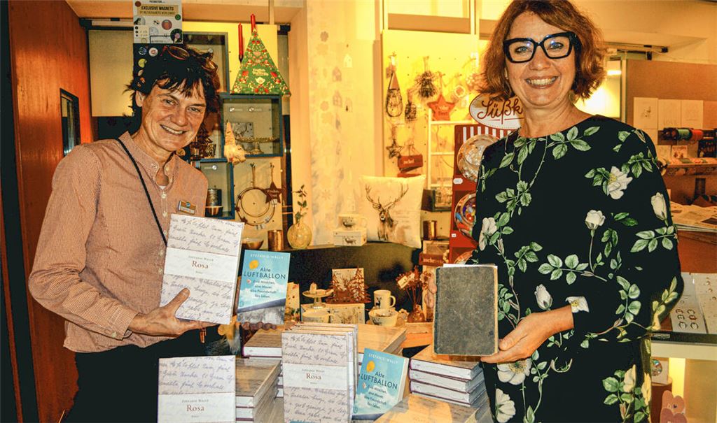 Gute Laune bei der Lesung: Angelika Wetzel (li.) von Buch-Elser mit Autorin Stefanie Wally. Foto: Stahlfeld
