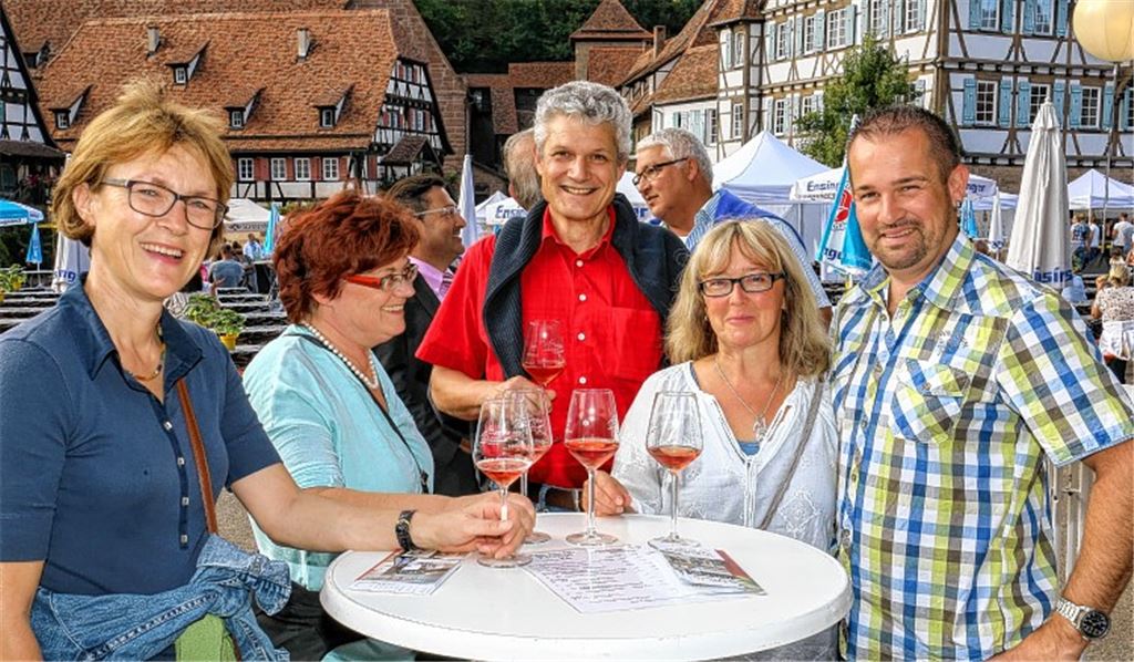 Gute Laune bei der Premiere des Weinsommers: Vor der perfekten Kulisse der Klosteranlage genießen die Besucher die Auswahl an flüssigen und anderen Produkten aus der Region.