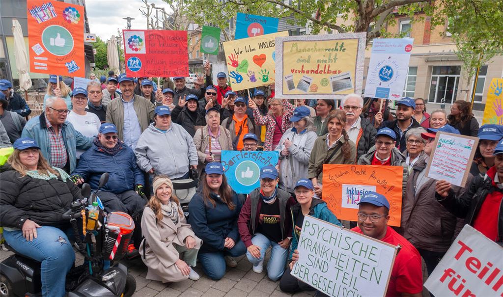 Gute Laune bei einem ernsten Thema: Rund 150 Menschen demonstrieren in Mühlacker und stehen für eine gleiche Behandlung und mehr Teilhabe im Alltag ein. Fotos: Fotomoment