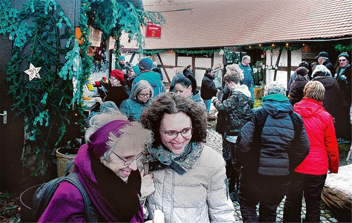 Gute Laune bei zumeist widrigen Wetterbedingungen: Eine besondere Atmosphäre bieten die „Weihnachtsgaden“ in Lienzingen, die zehn Jahre nach der Premiere ein kleines Jubiläum feiern.Stahlfeld