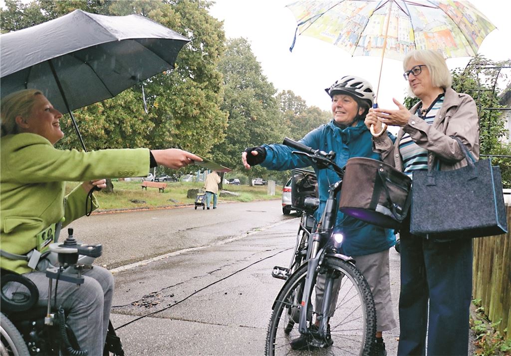 Gute Laune beim Plausch mit Kandidatin Stefanie Aeffner (li.): Diesen beiden Besucherinnen kann der Regen nichts anhaben. Foto: Wewoda