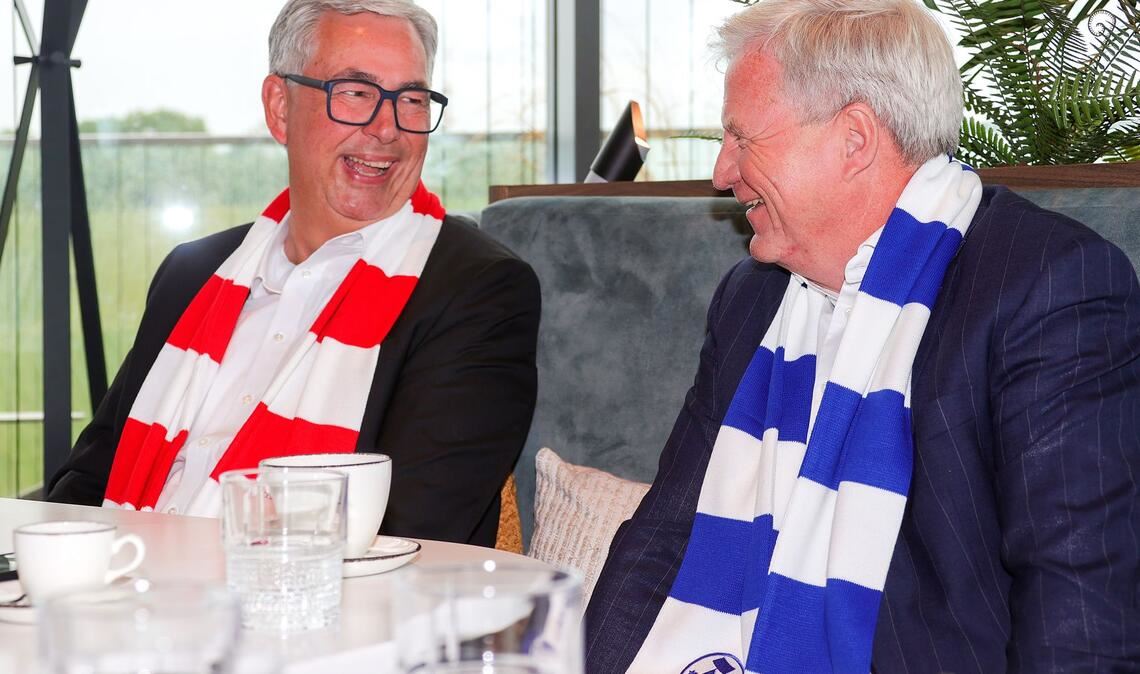 Gute Laune beim konstruktiven Austausch zwischen VfB und Kickers: die Präsidenten Dietmar Allgaier (li.) und Rainer Lorz.