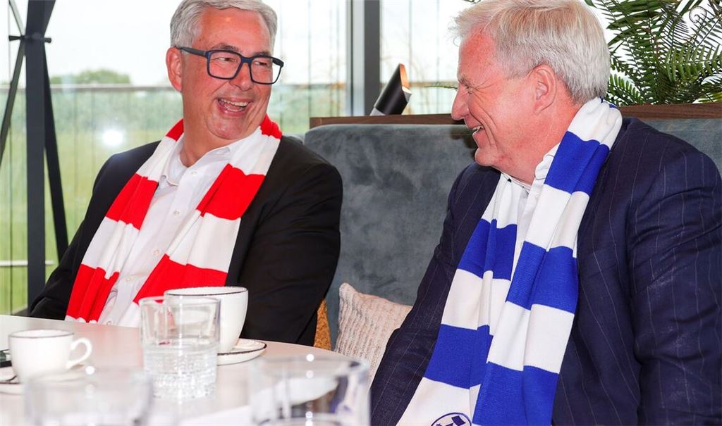 Gute Laune beim konstruktiven Austausch zwischen VfB und Kickers: die Präsidenten Dietmar Allgaier (li.) und Rainer Lorz.