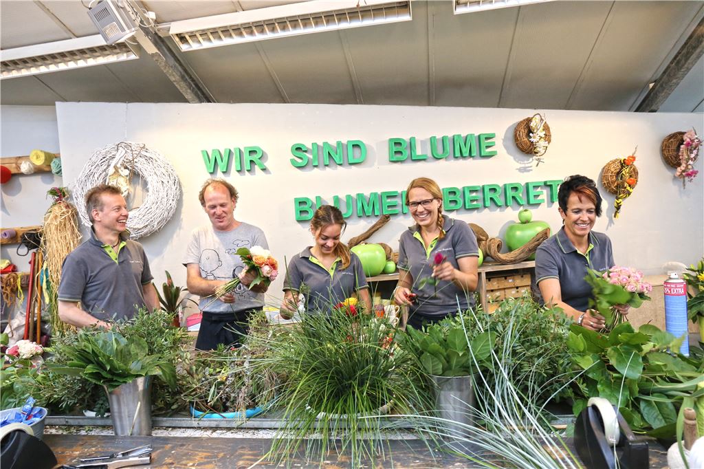 Gute Laune im Team: „Praktikant“ Rolf Watzal (2. v. li.) mit Inhaber Frank Tichlers und den Mitarbeiterinnen (v. li.) Janina Burger, Desiree Malaschitz und Kathrin Geißel bindet seinen ersten Blumenstrauß.