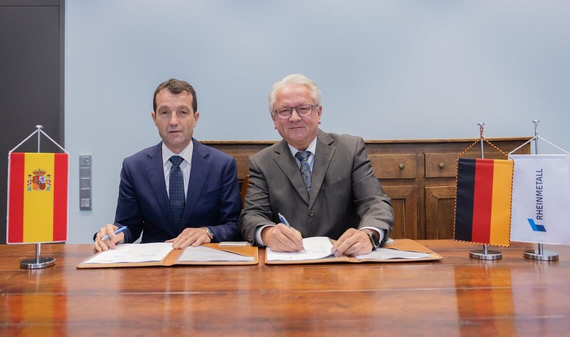 Gute Laune nach der Unterschrift.