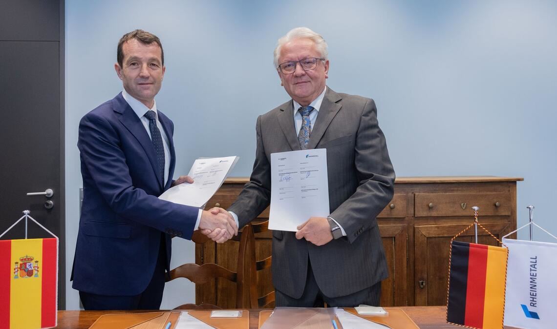 Gute Laune nach der Unterschrift: Indra-Chef Ángel Escribano und Rheinmetall-Chef Armin Papperger.