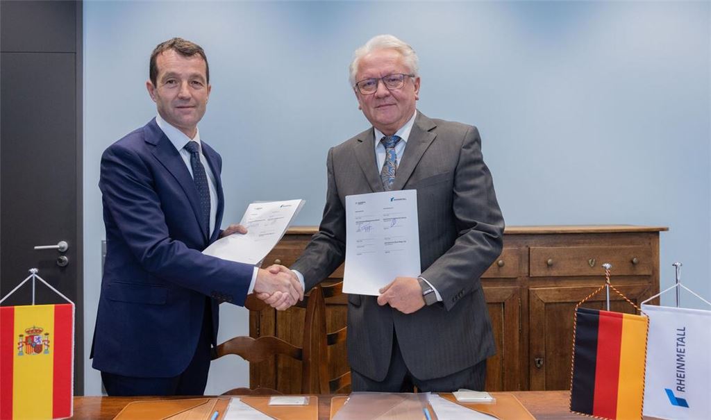 Gute Laune nach der Unterschrift: Indra-Chef Ángel Escribano und Rheinmetall-Chef Armin Papperger.