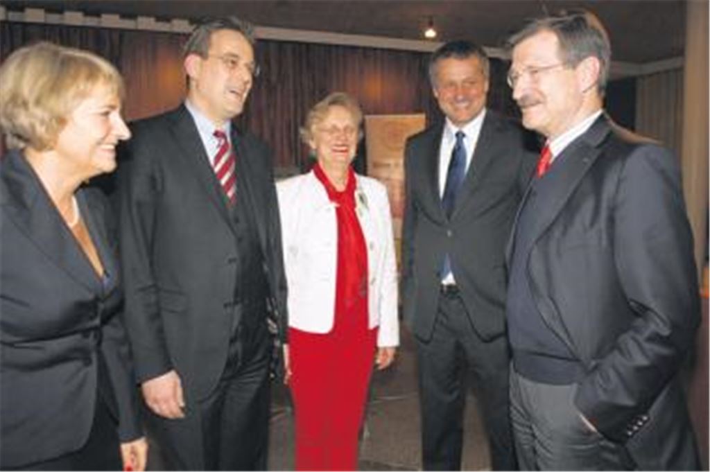 Gute Laune trotz der Kritik an der Bundesregierung: Der Vizepräsident des Deutschen Bundestags und Gastredner beim Neujahrsempfang, Dr. Hermann Otto Solms (re.), im lockeren Plausch mit der regionalen FDP-Prominenz (v. re.) mit Dr. Hans-Ulrich Rülke, Bärbl Maushart, Professor Dr. Erik Schweickert und der Pforzheimer Stadtverbandsvorsitzenden Monika Descharmes.
Foto: Ehmann