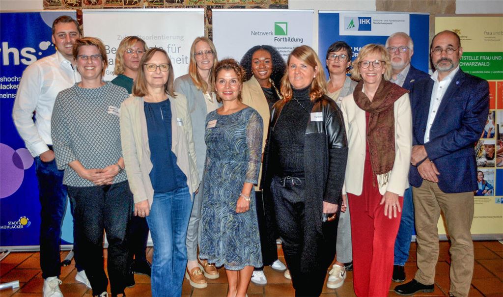 Gute Laune trotz eines ernsten Themas beim 20. Frauenwirtschaftstag in Mühlacker: die Veranstalter und Sponsoren mit Referentin Dr. Birgit Happel (3. v. re.). Foto: Stahlfeld