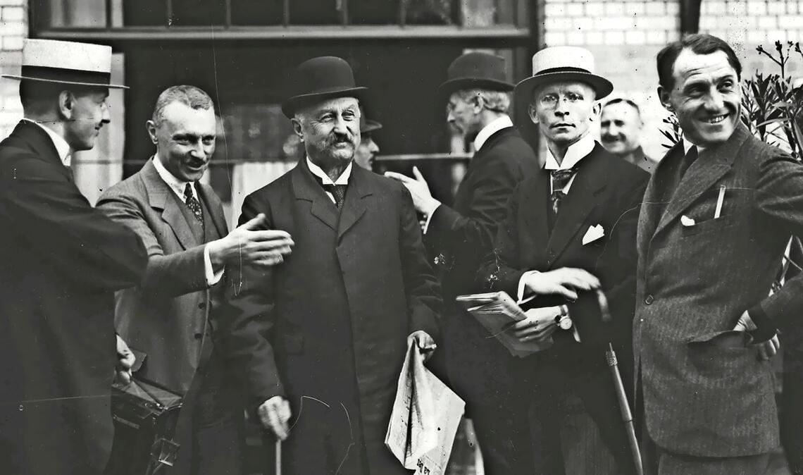 Gute Miene  zu heiklen Fragen: Reichskanzler Constantin Fehrenbach (Dritter von links) im Juli 1920 auf der Konferenz von Spa, wo es darum ging, wie Deutschland die Auflagen des Versailler Vertrags erfüllen sollte.