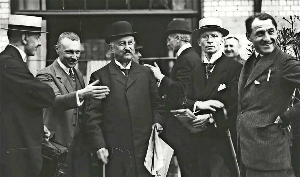 Gute Miene  zu heiklen Fragen: Reichskanzler Constantin Fehrenbach (Dritter von links) im Juli 1920 auf der Konferenz von Spa, wo es darum ging, wie Deutschland die Auflagen des Versailler Vertrags erfüllen sollte.
