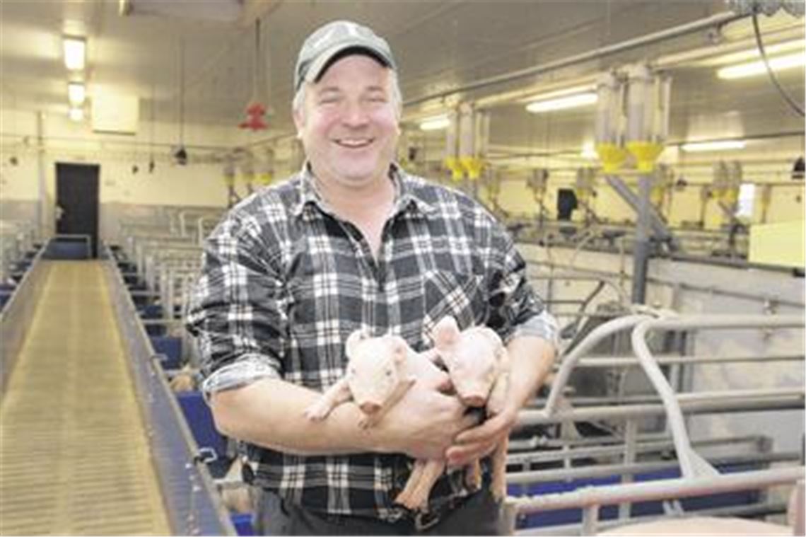 Gute Miene zum bösen Spiel: Der Illinger Landwirt Jörg Creyaufmüller liebt seinen Beruf. Doch in schwierigen Zeiten bedeutet der Lebensmittelskandal für ihn einen zusätzlichen Rückschlag. Foto: Franz