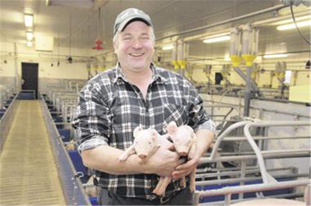 Gute Miene zum bösen Spiel: Der Illinger Landwirt Jörg Creyaufmüller liebt seinen Beruf. Doch in schwierigen Zeiten bedeutet der Lebensmittelskandal für ihn einen zusätzlichen Rückschlag. Foto: Franz