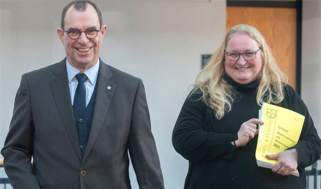 Gute Miene zum finanziell gesehen bösen Spiel: Mühlackers Oberbürgermeister Frank Schneider und Stadtkämmerin Martina Rapp, wobei Letztere – bildhaft gesprochen – mit dem Haushaltsplanentwurf für 2025 eine schwere Bürde trägt. Foto: Fotomoment