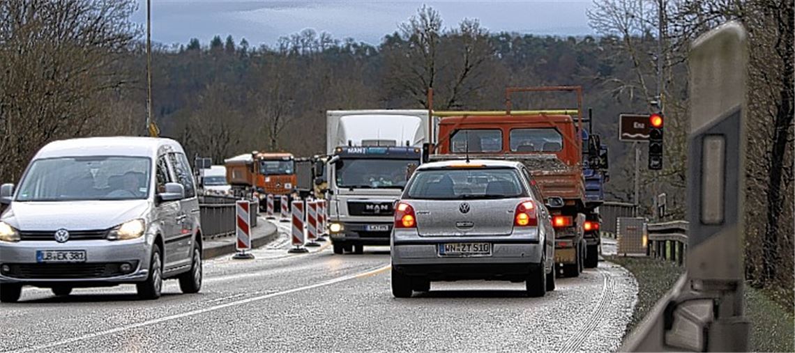 Gute Nachricht für Pendler: „Die Ampelanlage läuft problemlos, in den Stoßzeiten gab es keinen Staus“. Das sagt der Pressesprecher des Landratsamts Ludwigsburg Andreas Fritz. 