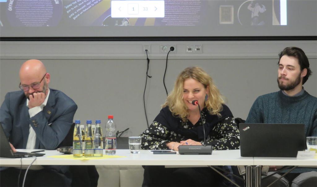 Gute Nachrichten: Museumsleiterin Dr. Denise Roth und ihr Mitarbeiter Jonathan Hille (re.) berichten von einem steigenden Interesse an Führungen. Bürgermeister Alexander Kozel und die Mitglieder des Gemeinderats hören es gern. Foto: Becker