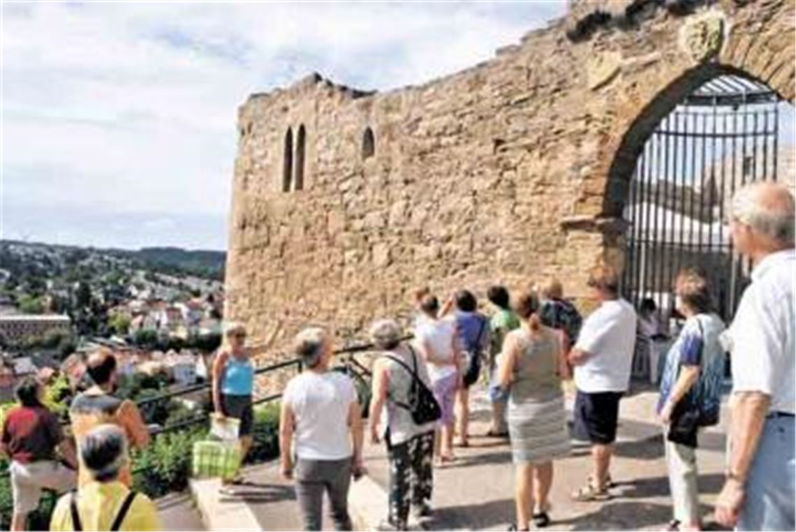 Gute Resonanz: Mehr als 20 Besucher nutzen die Möglichkeit, einen Blick hinter die Kulissen der Burgruine Löffelstelz zu werfen. Außerhalb der Besichtigungstermine ist das Tor verschlossen.
