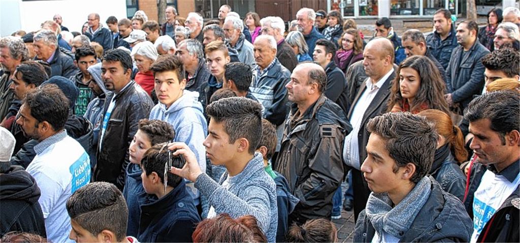 Gute Resonanz: Rund 200 Bürger, darunter viele Muslime, folgen dem Aufruf des Integrationsbeauftragten und versammeln sich für ein Friedensgebet mit Ansprachen in der Stadtmitte.